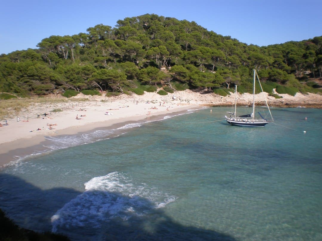 balearic-islands-menorca-es-migjorn-gran-cala-trebaluger-01